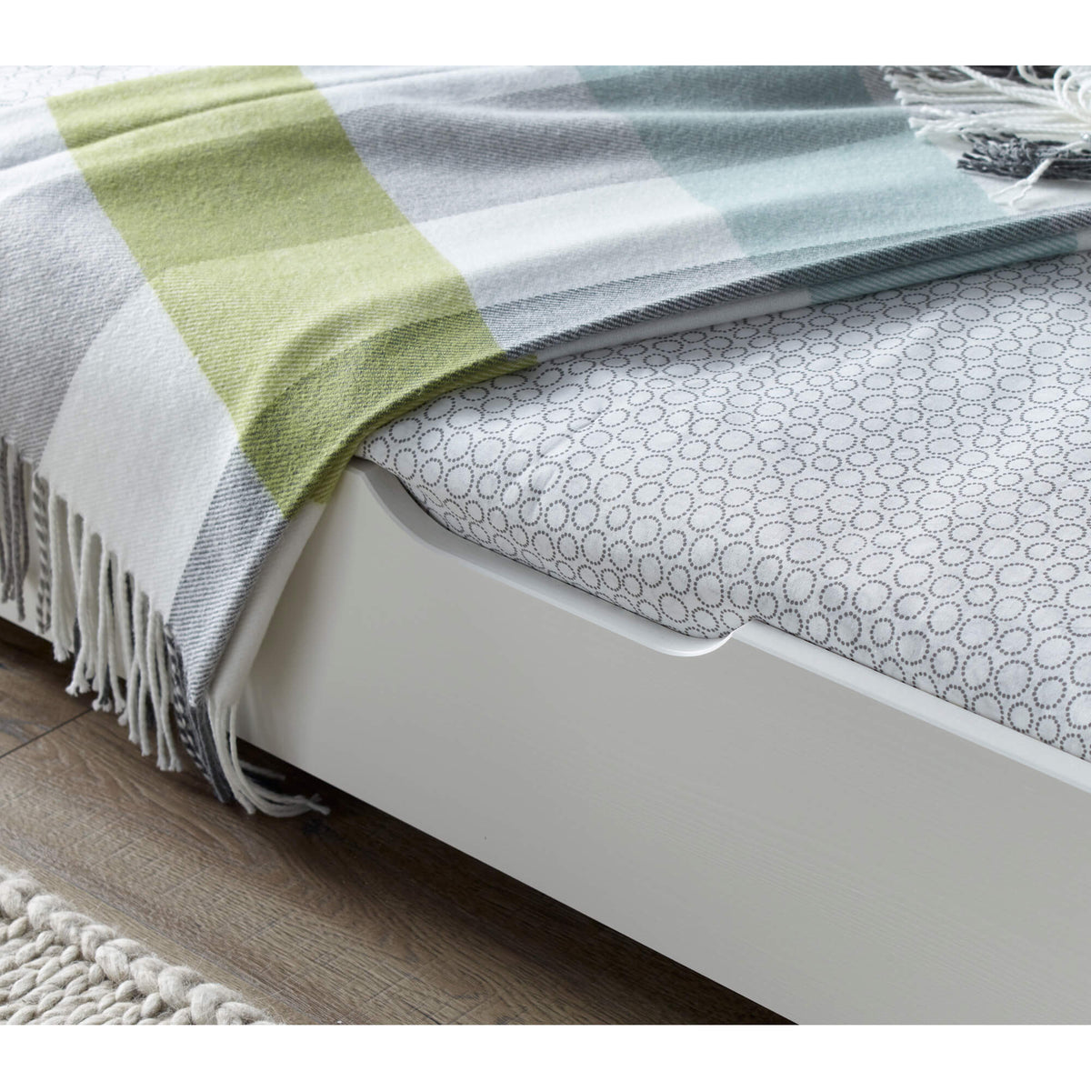 Copella White Guest Bed With Trundle